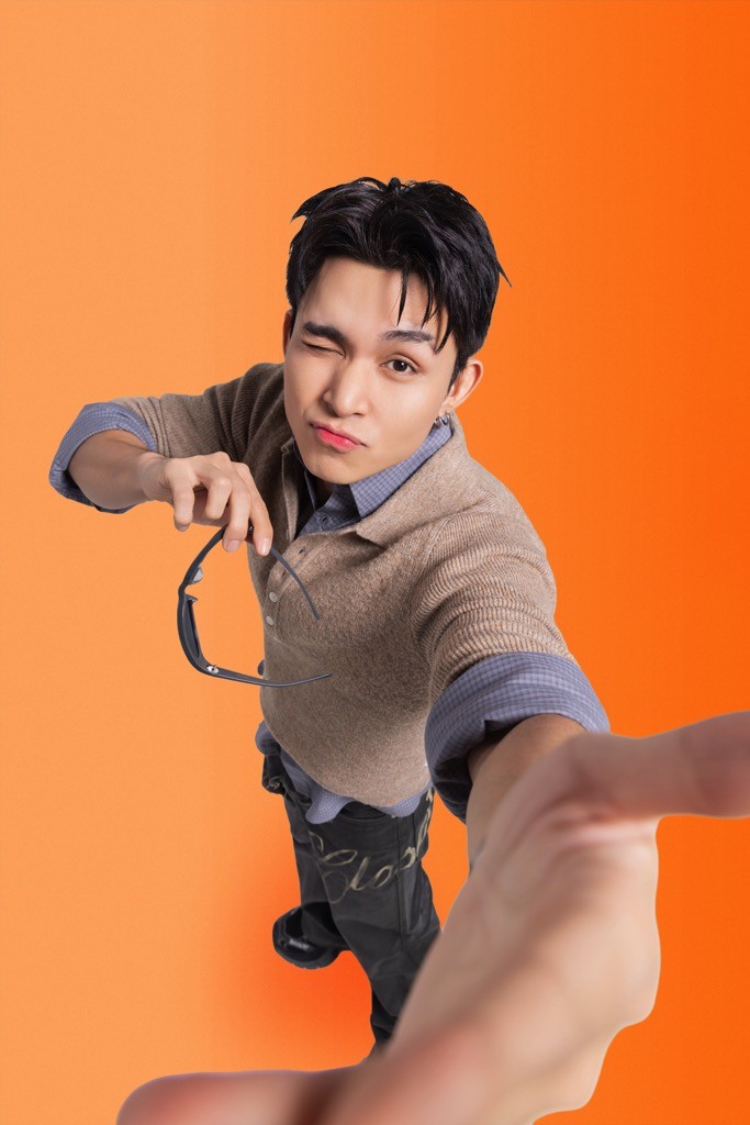 Hơn 50 người nổi tiếng lần lượt xuất hiện trong MV 'Thành phố tuyệt vời'