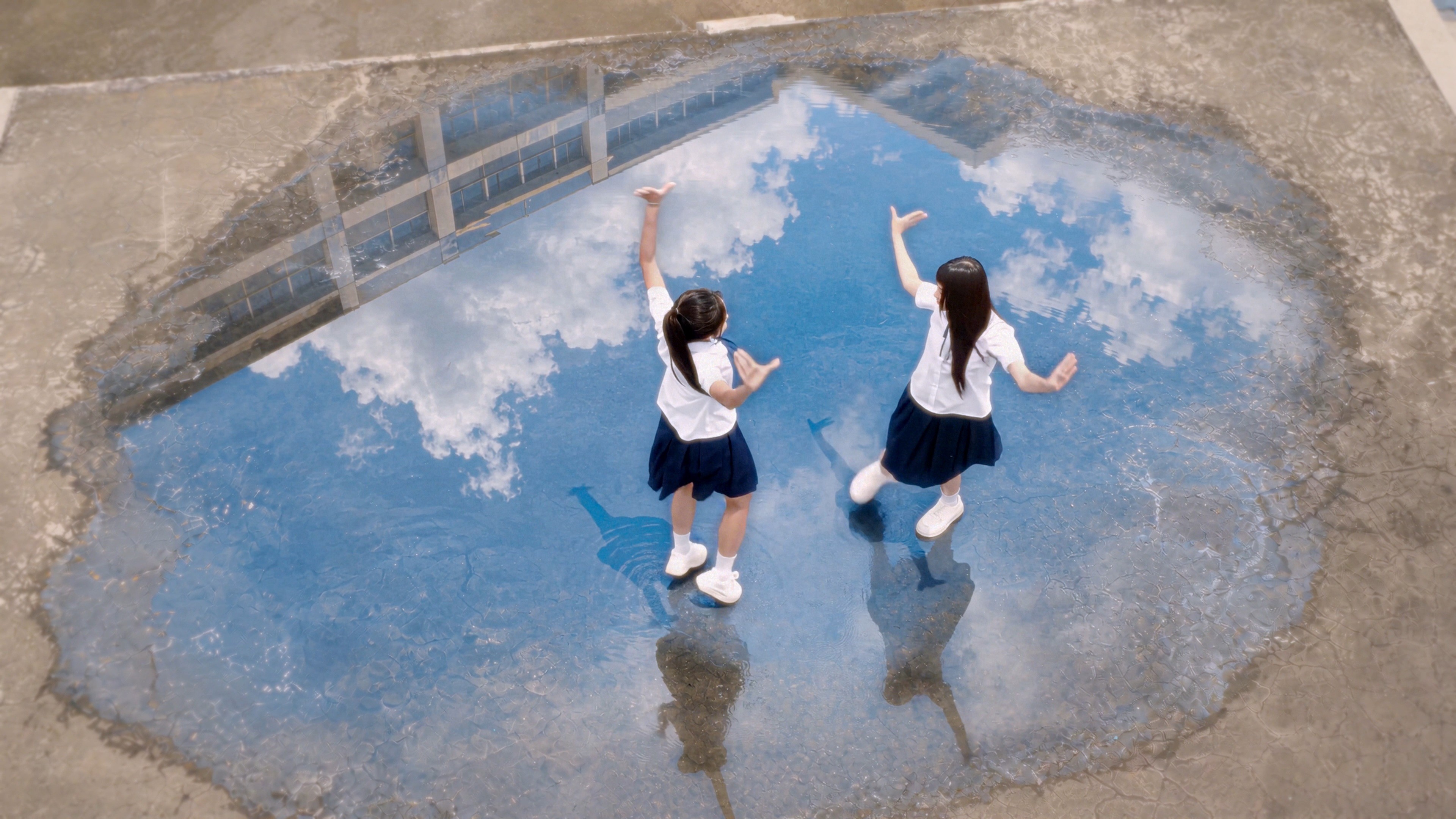 Độc lạ idol Vpop: Ánh Sáng AZA tung MV 'chống flop' để 'manifest' điểm thi Tốt nghiệp THPT cho 2k8