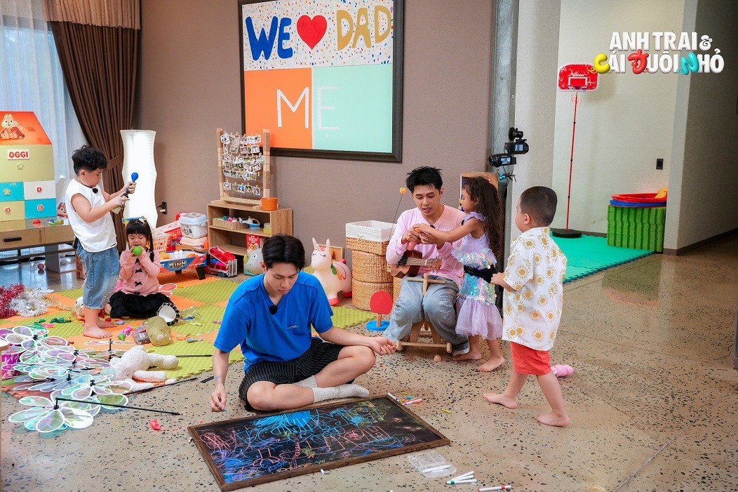 'Anh trai và cái đuôi nhỏ': Anh trai Isaac 'quay về tuổi thơ' với bữa tiệc sinh nhật bất ngờ