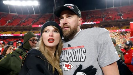 Taylor Swift chính thức kết hôn cùng cầu thủ Travis Kelce