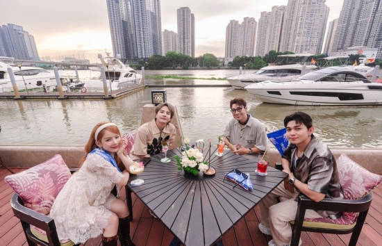 Duy Khánh, Jun Phạm ôm chầm Thiên Minh khi bất ngờ gặp ở 'Wow Ho Chi Minh City'