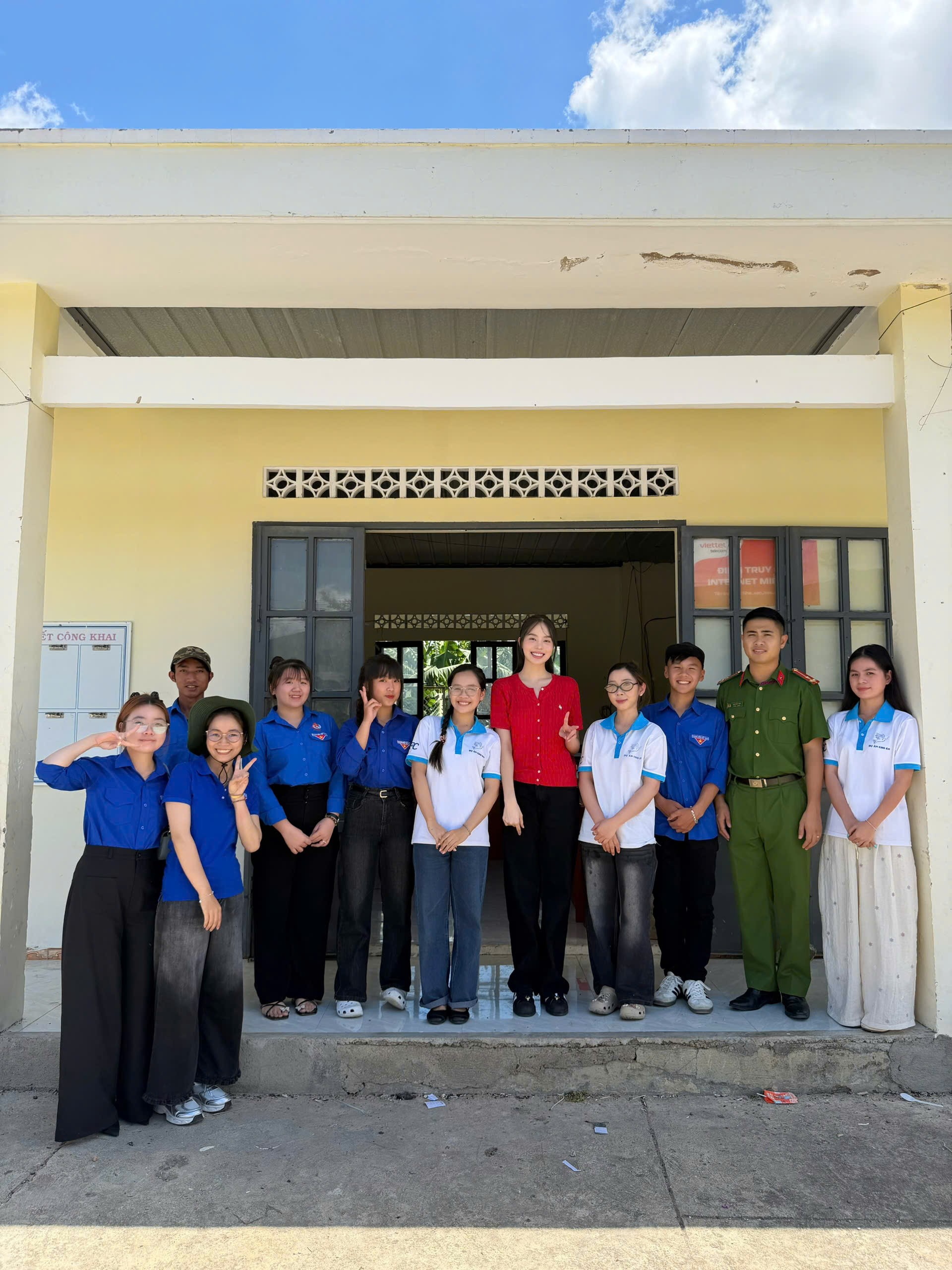 Hoa hậu Thanh Thủy tự tay nấu ăn, trao quà cho trẻ em vùng cao