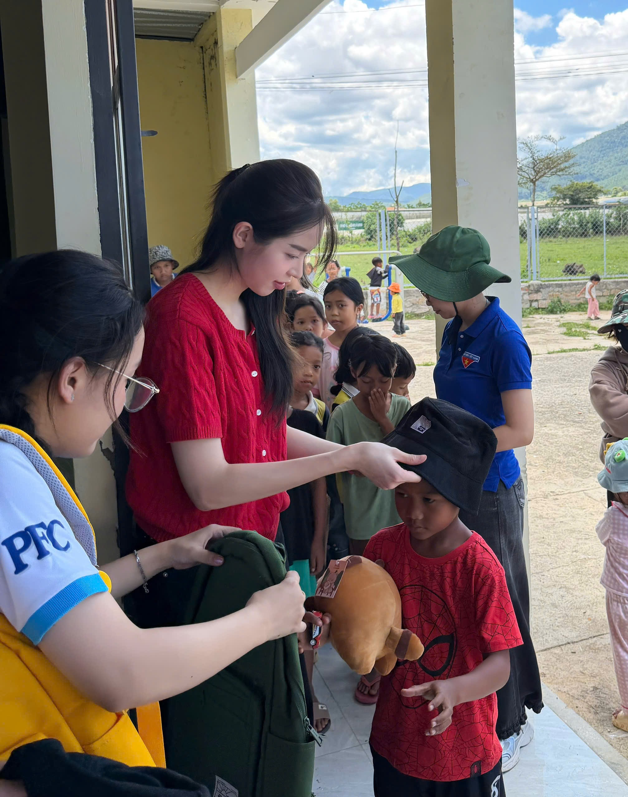 Hoa hậu Thanh Thủy tự tay nấu ăn, trao quà cho trẻ em vùng cao