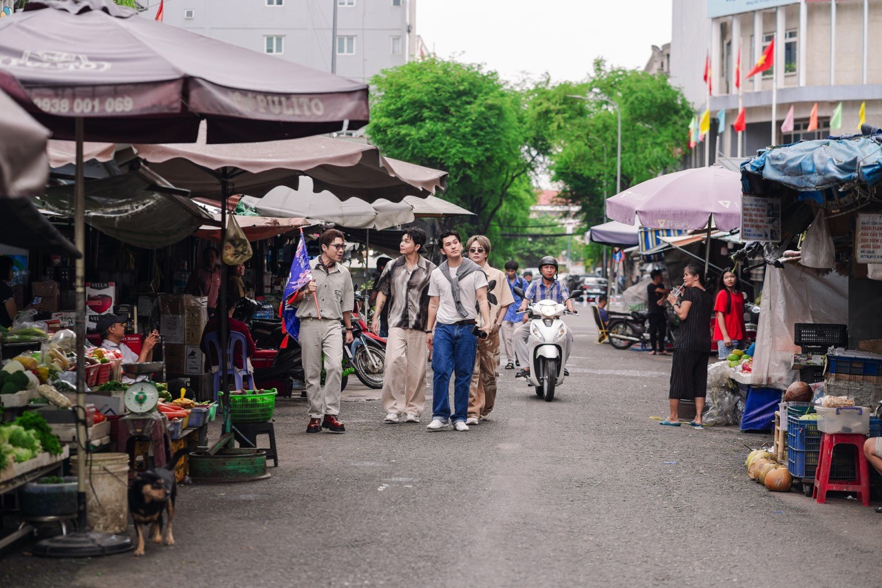 Duy Khánh, Jun Phạm ôm chầm Thiên Minh khi bất ngờ gặp ở 'Wow Ho Chi Minh City'