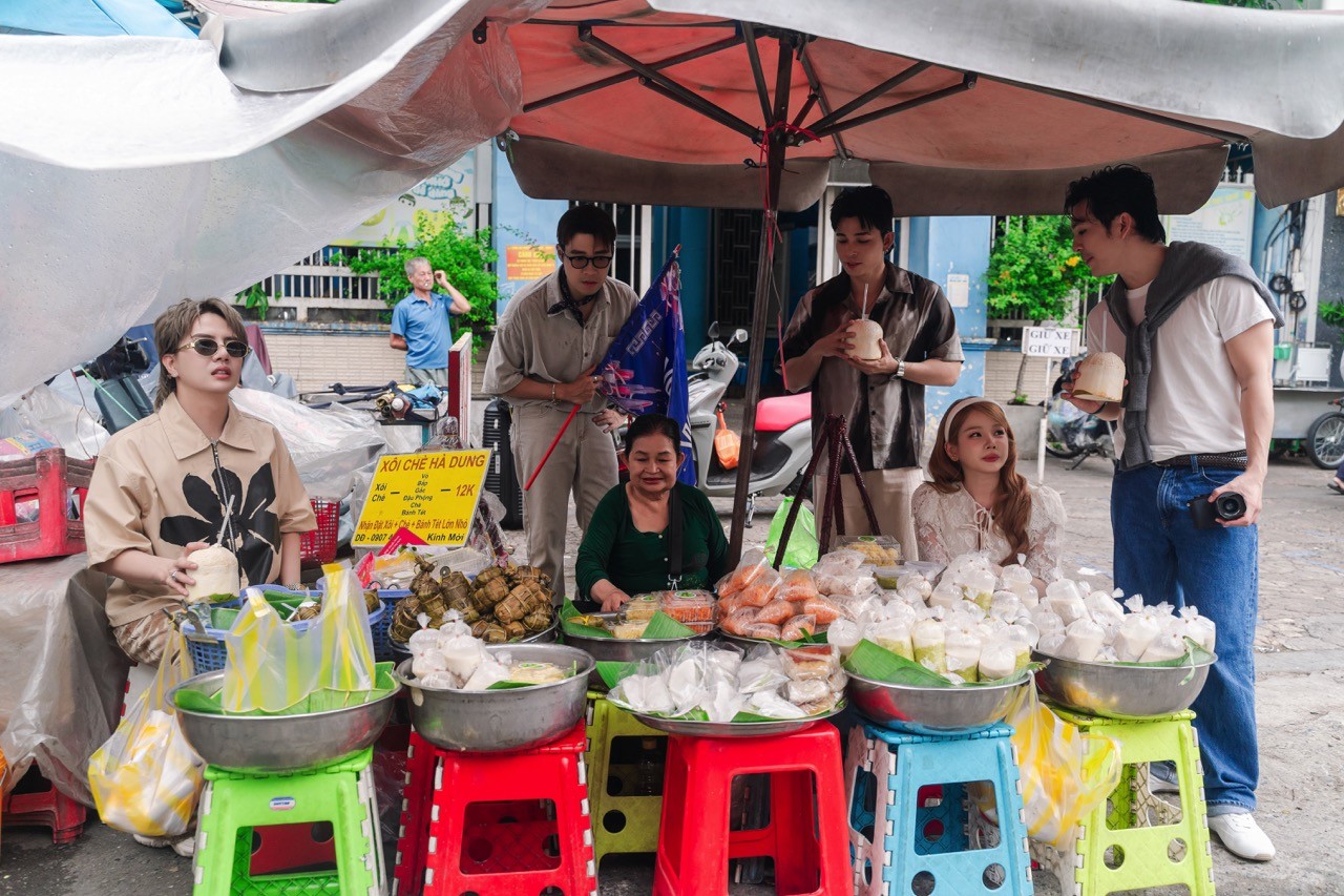 Duy Khánh, Jun Phạm ôm chầm Thiên Minh khi bất ngờ gặp ở 'Wow Ho Chi Minh City'