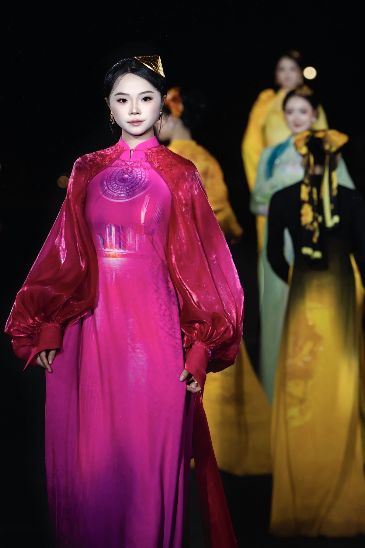 NTK Hồng Nhung làm mới di sản TP. Hồ Chí Minh 'chạm' vào Cố đô qua BST 'Dáng ngọc bên sông'