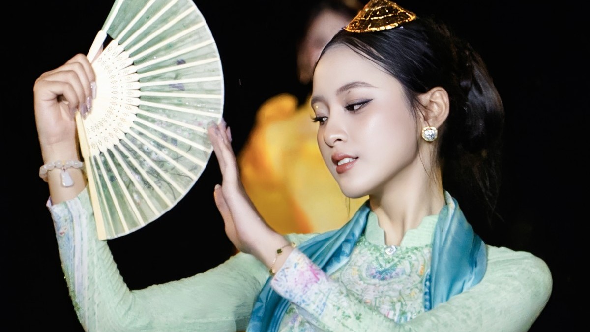 NTK Hồng Nhung làm mới di sản TP. Hồ Chí Minh 'chạm' vào Cố đô qua BST 'Dáng ngọc bên sông'