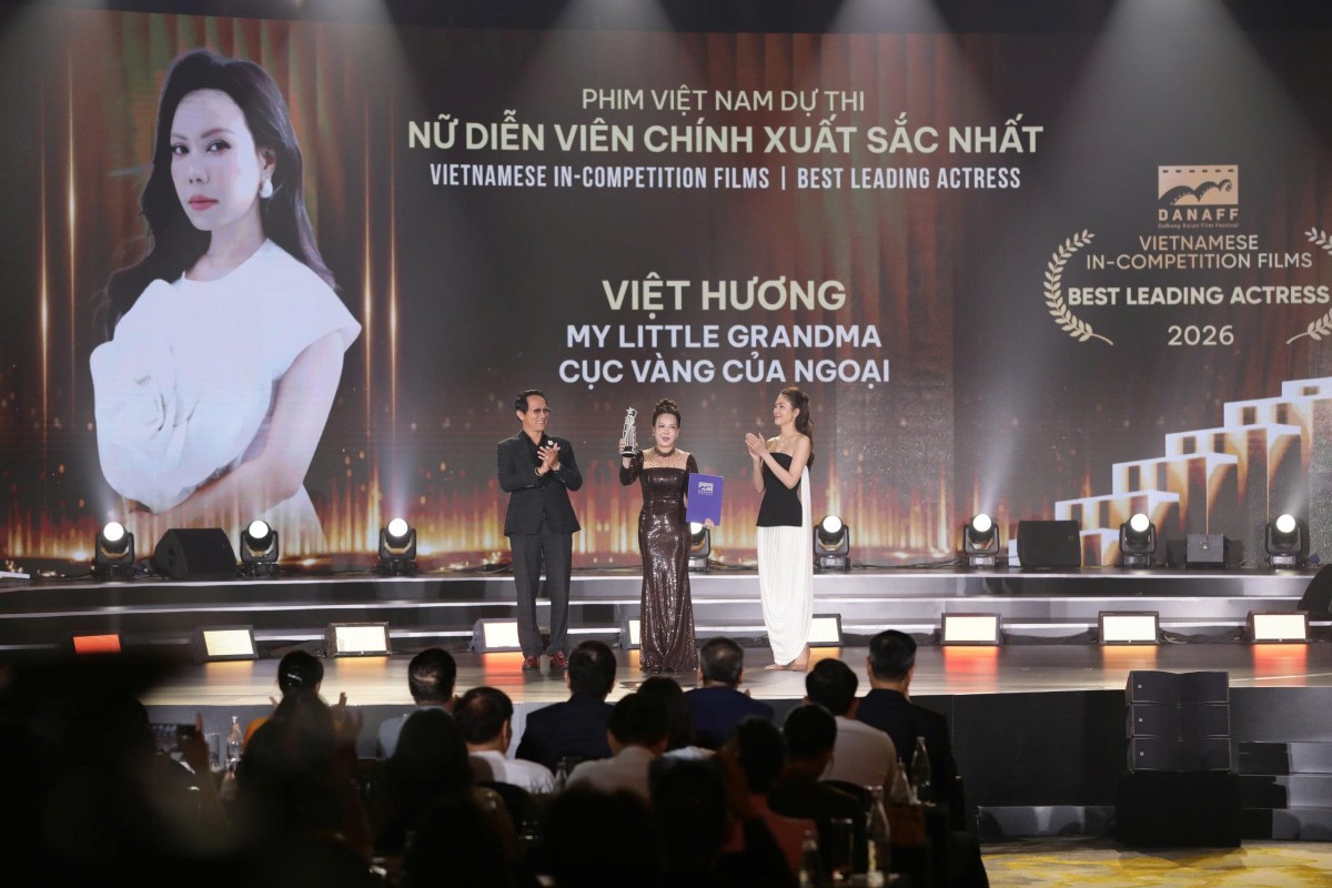 Việt Hương bước vào giai đoạn rực rỡ nhất sự nghiệp ở tuổi 50