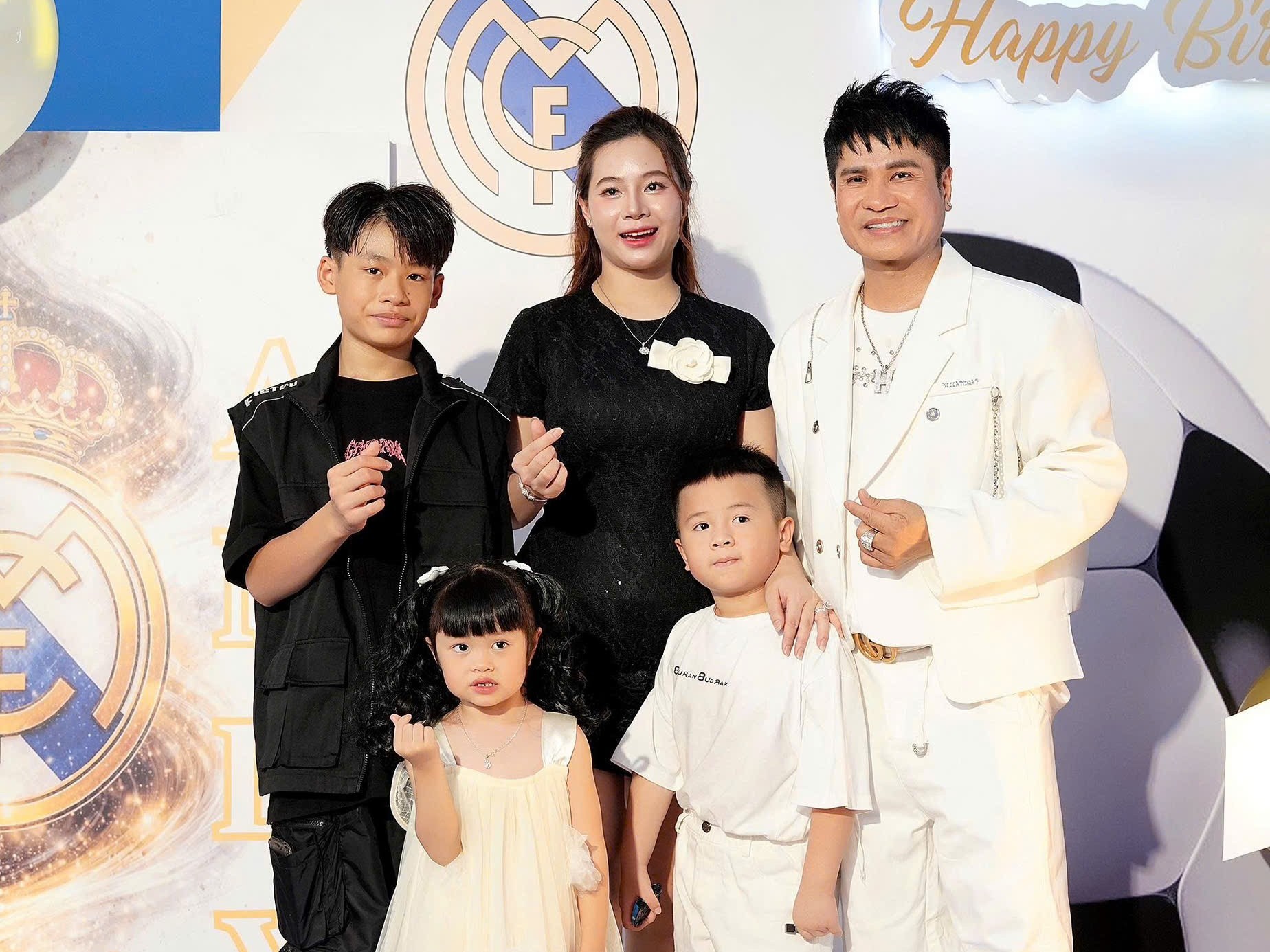 Lê Thùy Uyên - vợ ca sĩ Lương Gia Huy hạnh phúc bên chồng con sau 6 năm