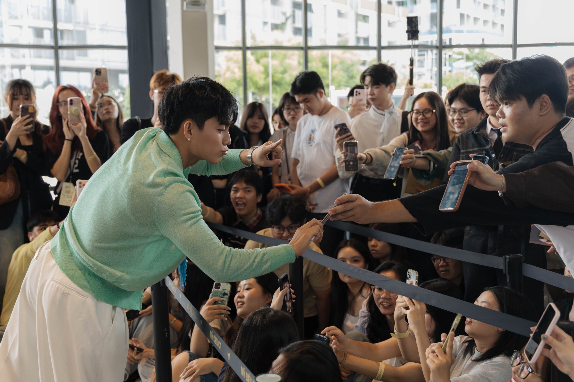 Buổi nghe nhạc có concept siêu lạ đầu tiên với 'Mỹ Điệu Ca', Mono mở cửa thế giới album thứ hai