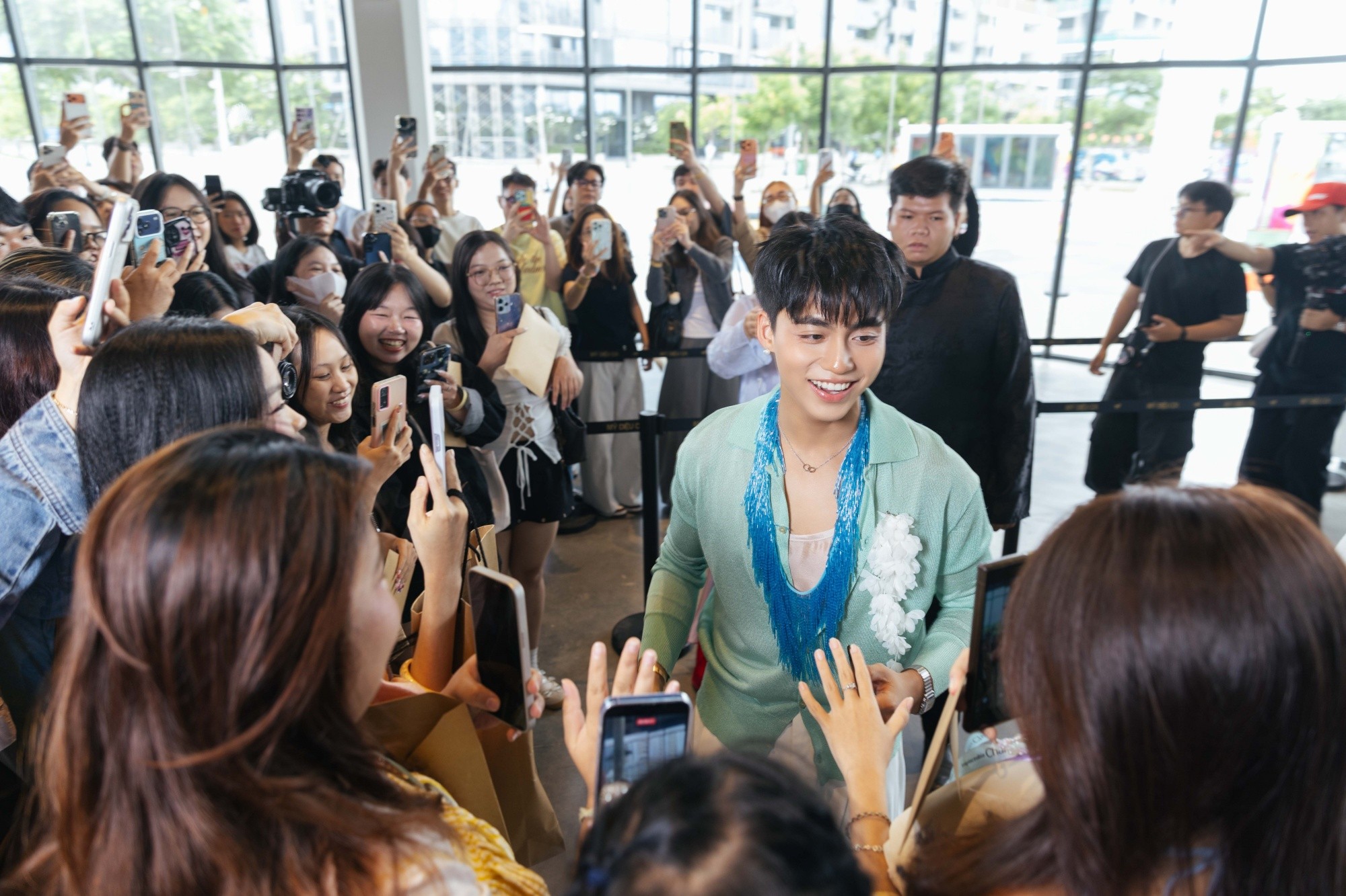 Buổi nghe nhạc có concept siêu lạ đầu tiên với 'Mỹ Điệu Ca', Mono mở cửa thế giới album thứ hai