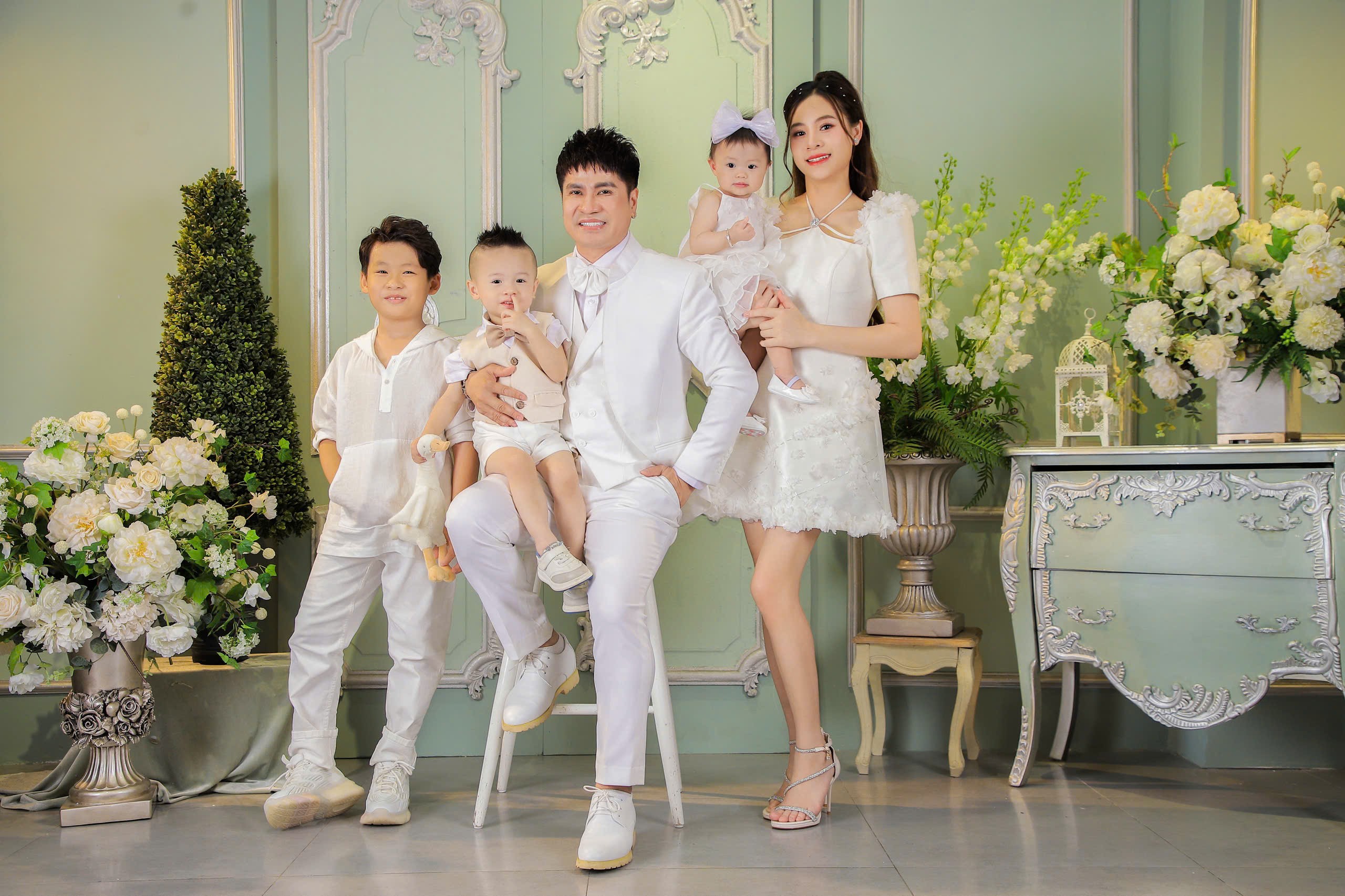 Lê Thùy Uyên - vợ ca sĩ Lương Gia Huy hạnh phúc bên chồng con sau 6 năm