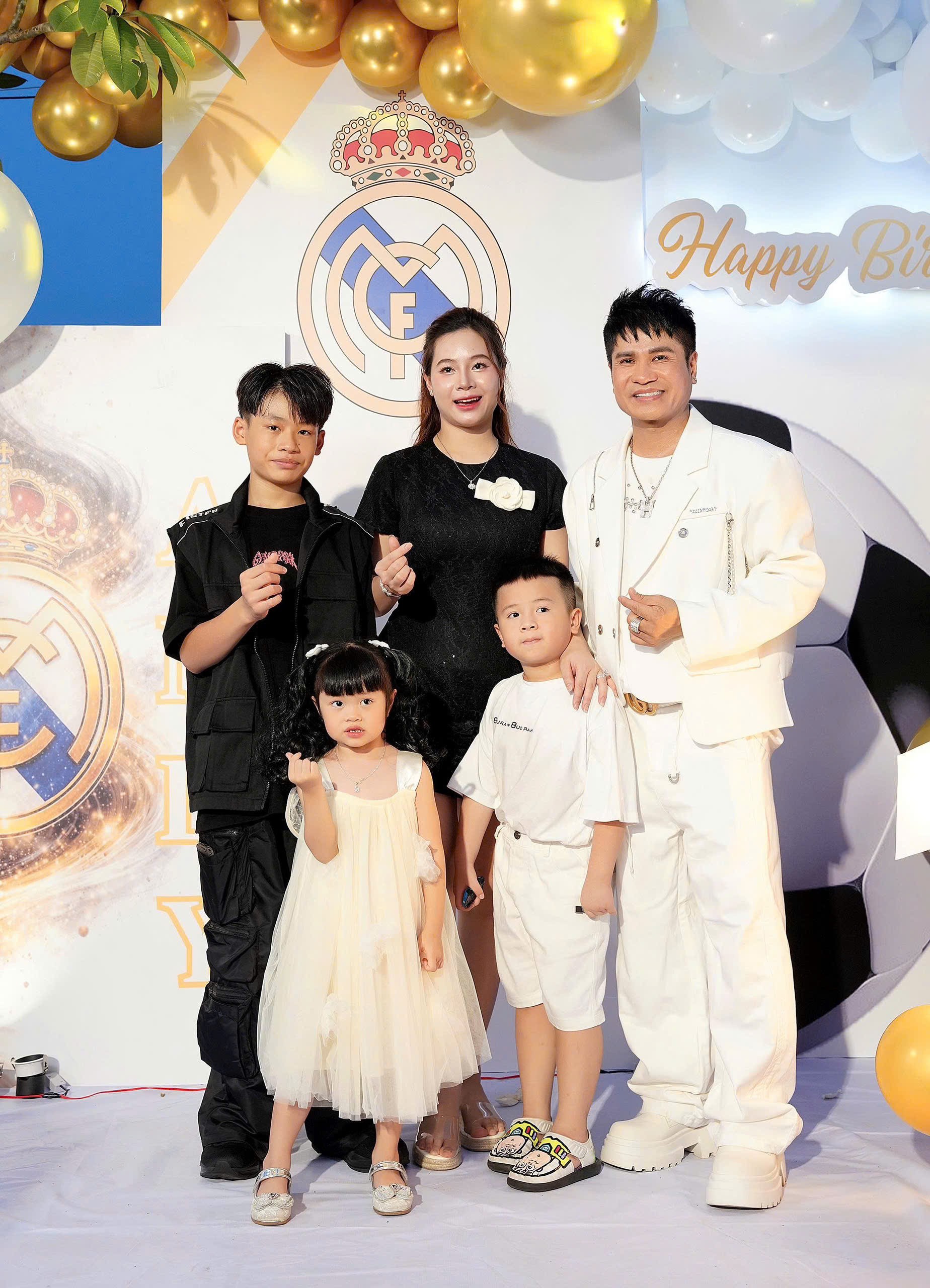 Lê Thùy Uyên - vợ ca sĩ Lương Gia Huy hạnh phúc bên chồng con sau 6 năm