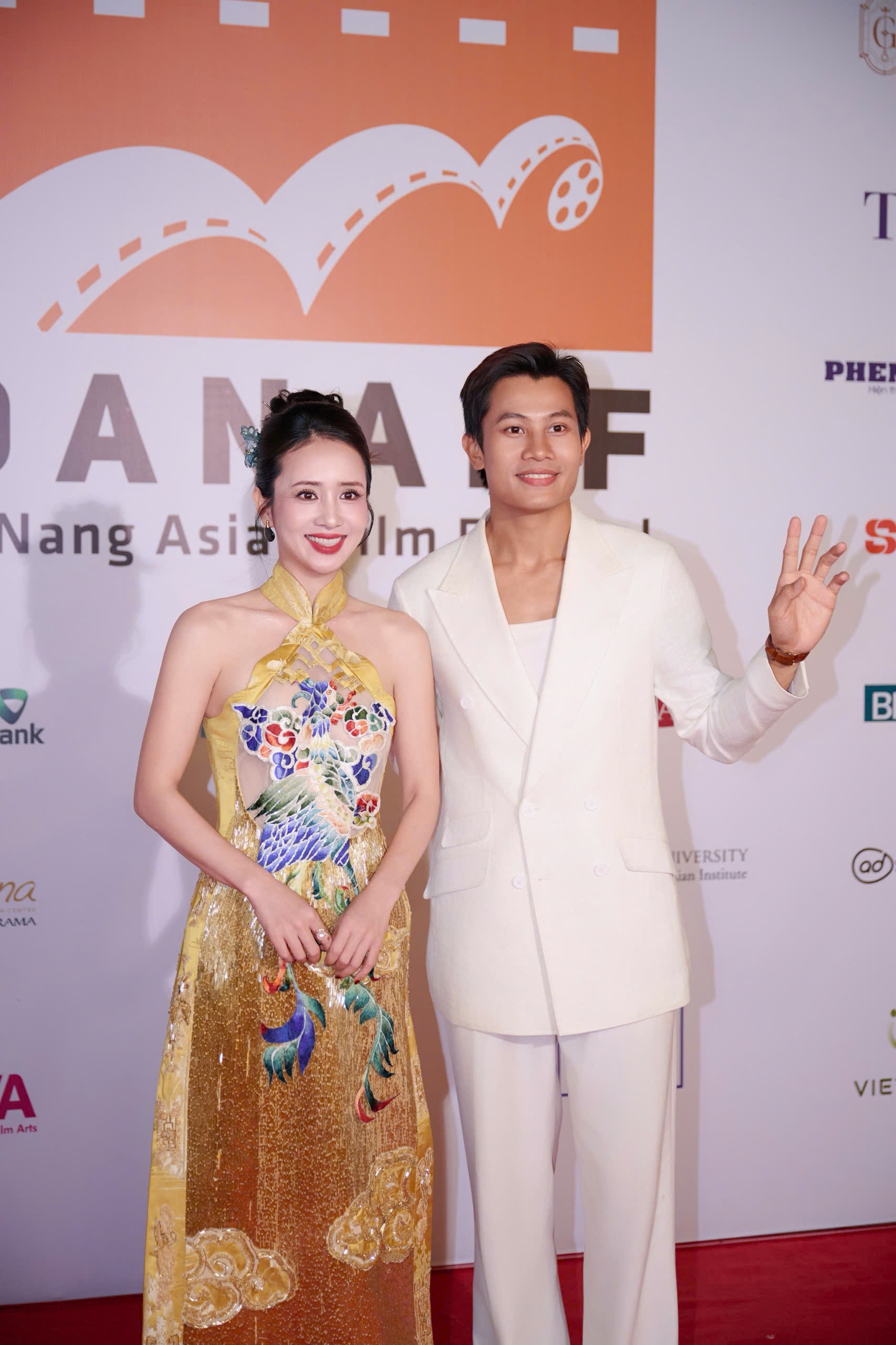 'Nữ hoàng Wushu' Thúy Hiền nền nã trong tà áo dài cách điệu trên thảm đỏ DANAFF IV