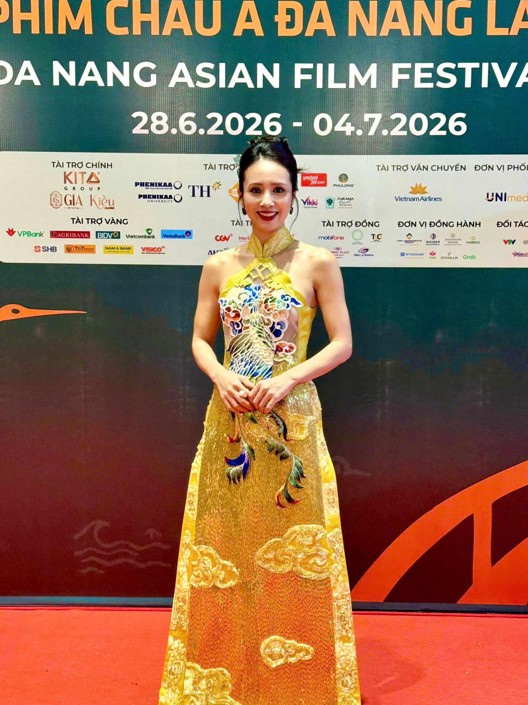 'Nữ hoàng Wushu' Thúy Hiền nền nã trong tà áo dài cách điệu trên thảm đỏ DANAFF IV