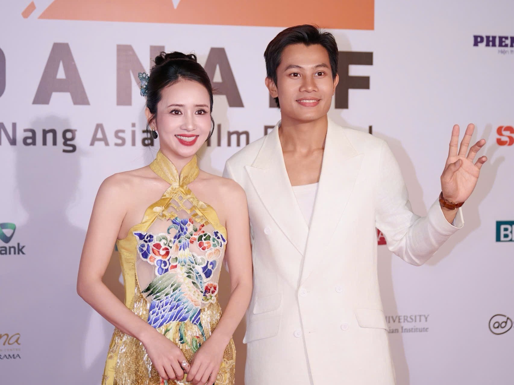 'Nữ hoàng Wushu' Thúy Hiền nền nã trong tà áo dài cách điệu trên thảm đỏ DANAFF IV