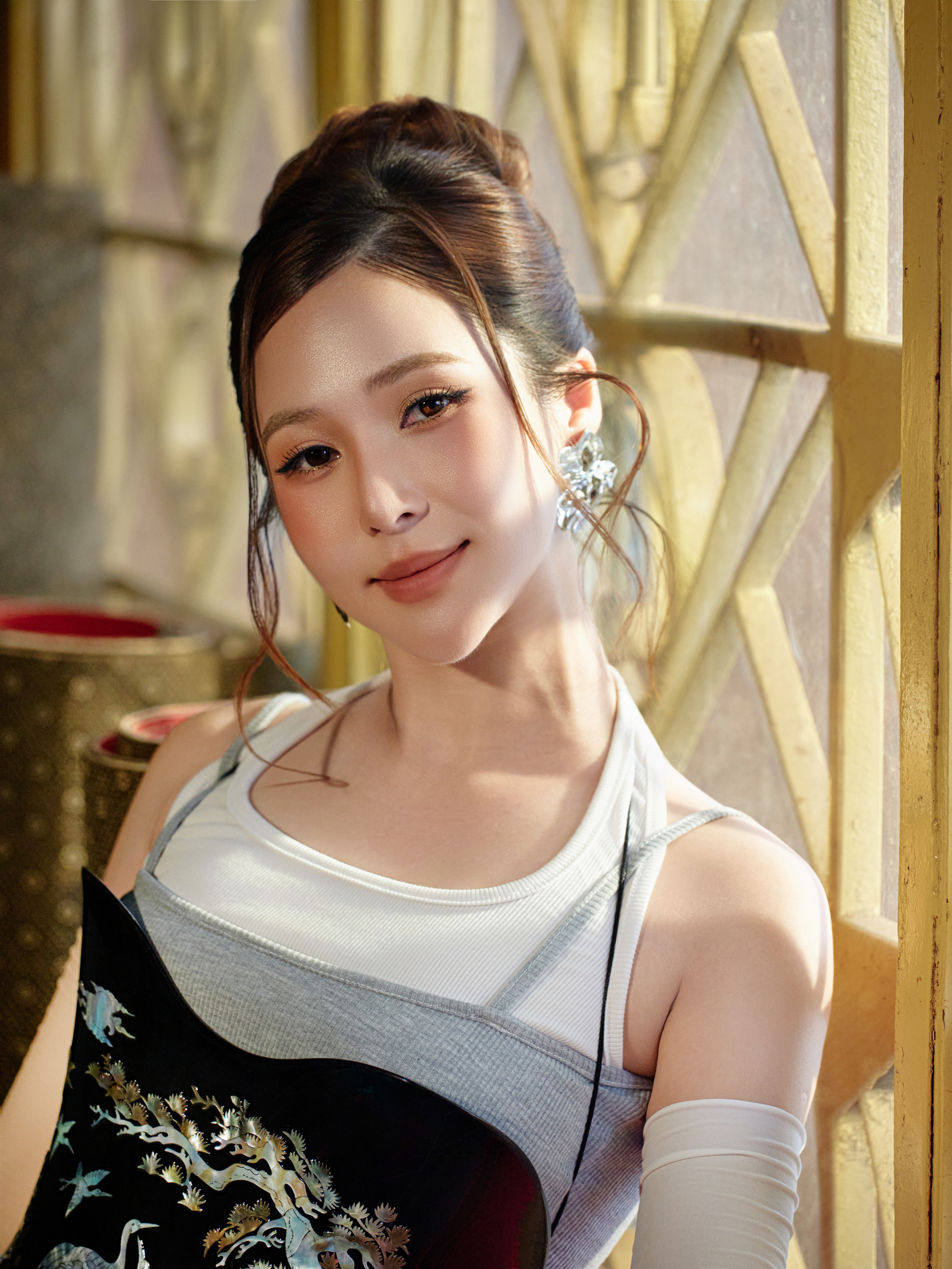 Thời trang 'gái NGHỆ' của Hương Tràm khuấy đảo mạng xã hội, ê-kip nói gì?