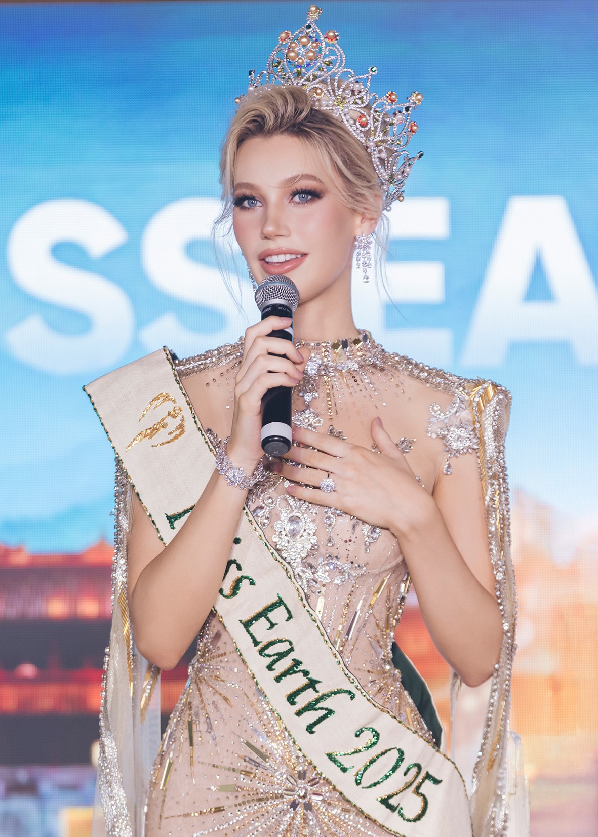 Phạm Hoàng Thu Uyên là đại diện Việt Nam tham dự 'Miss Earth 2026'