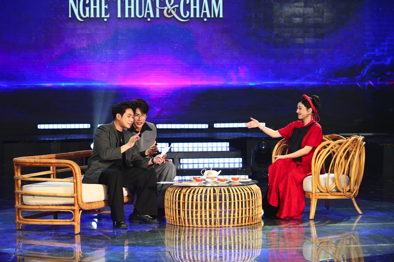 'Nghệ Thuật & Chạm': Tiêu Minh Phụng bắn Rap storytelling, ca vọng cổ hơi dài cùng NSND Quế Trân