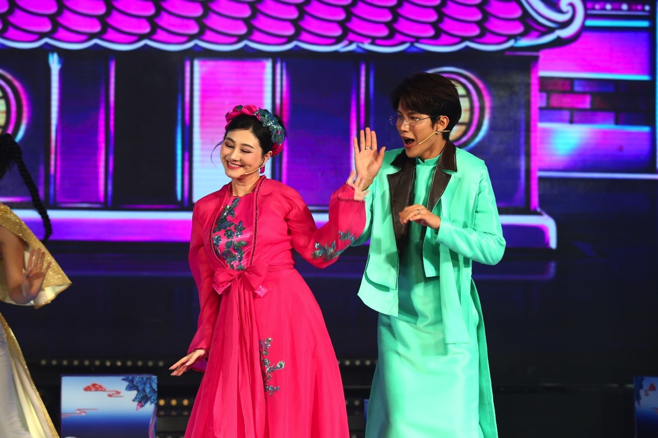 'Nghệ Thuật & Chạm': Tiêu Minh Phụng bắn Rap storytelling, ca vọng cổ hơi dài cùng NSND Quế Trân