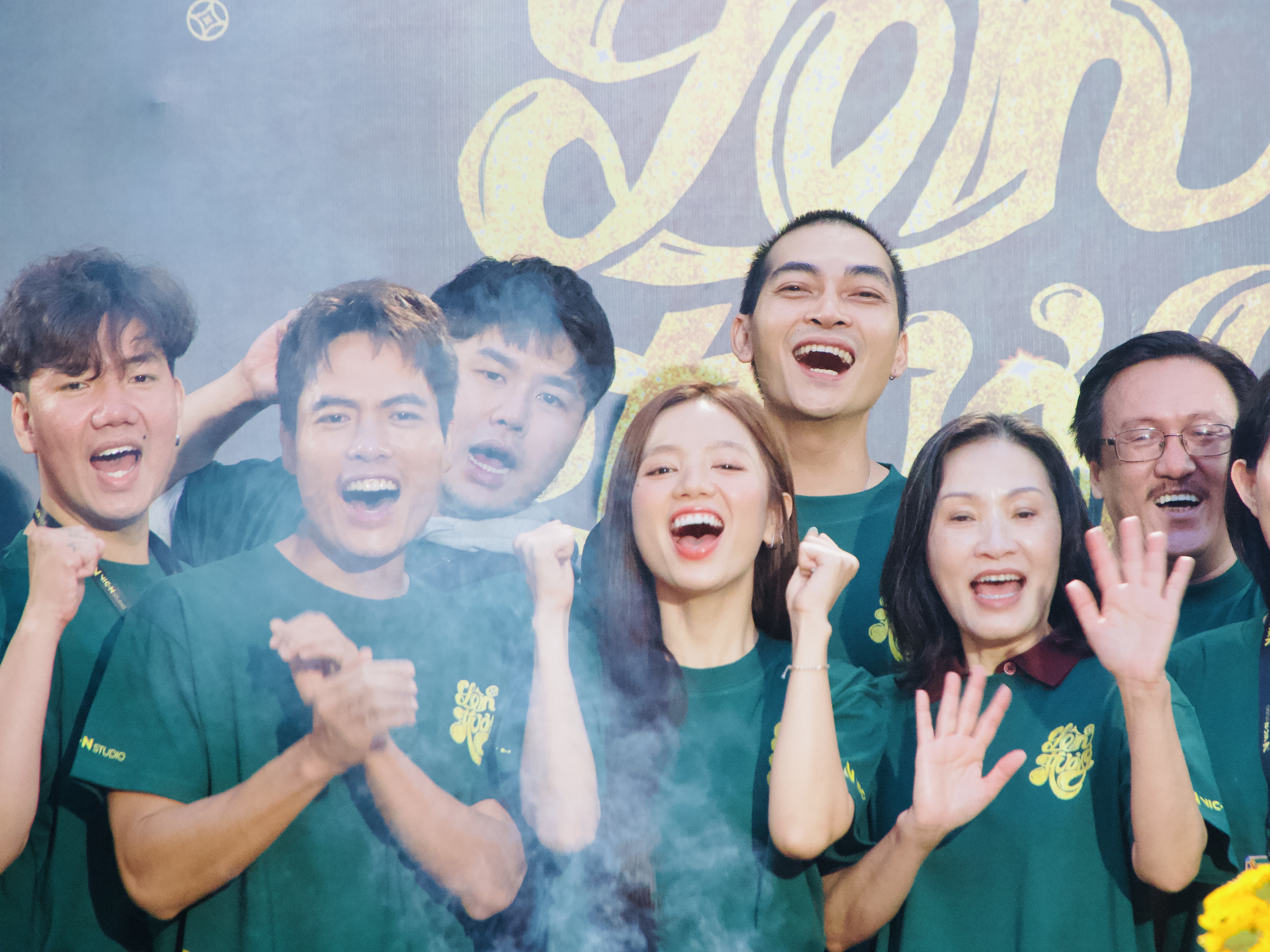 Đạo diễn Khương Ngọc cùng đạo diễn trẻ Tấn Hoàng Thông bấm máy phim điện ảnh 'Lên hương', công bố dàn diễn viên 'khủng'