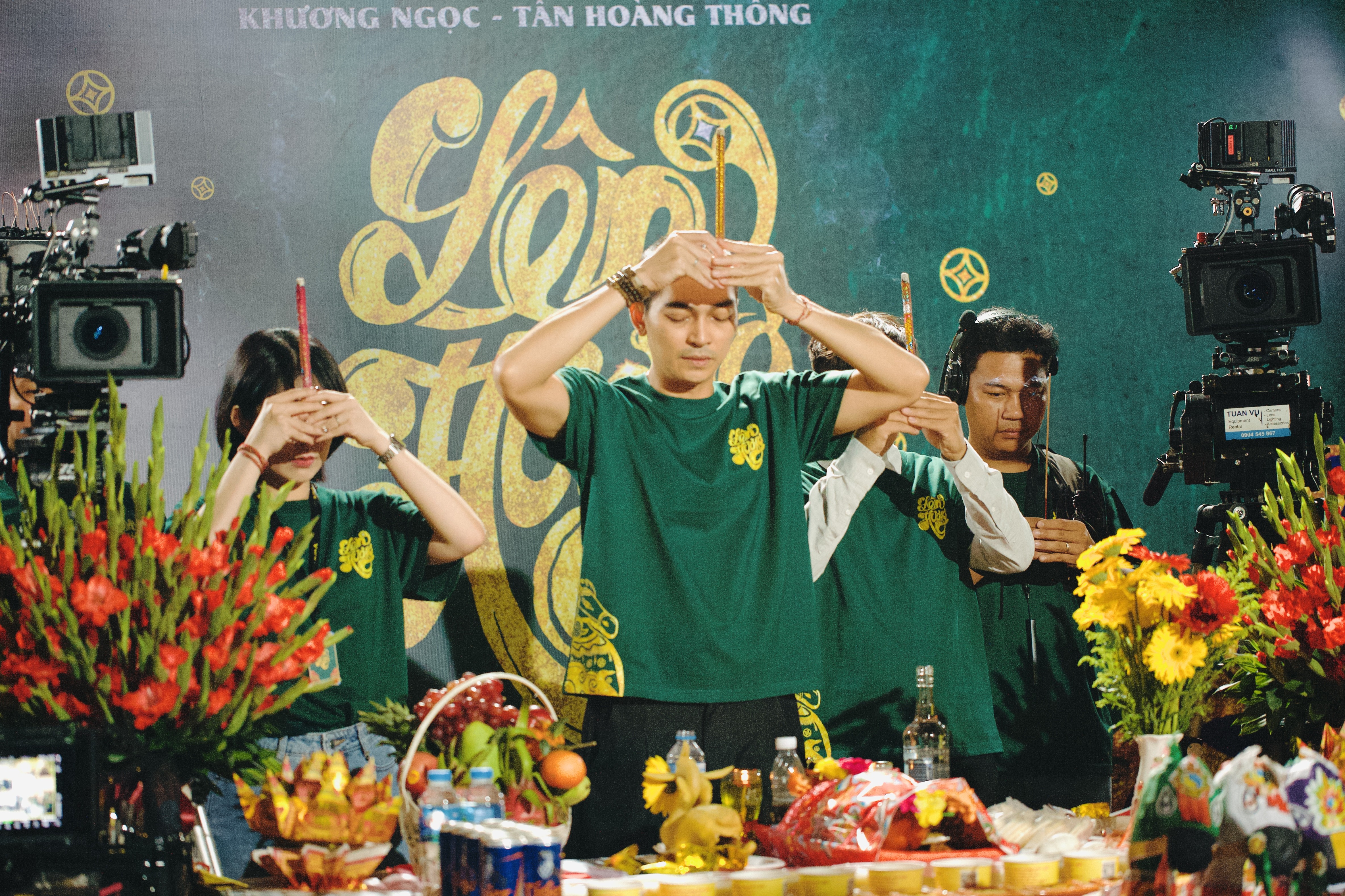 Đạo diễn Khương Ngọc cùng đạo diễn trẻ Tấn Hoàng Thông bấm máy phim điện ảnh 'Lên hương', công bố dàn diễn viên 'khủng'