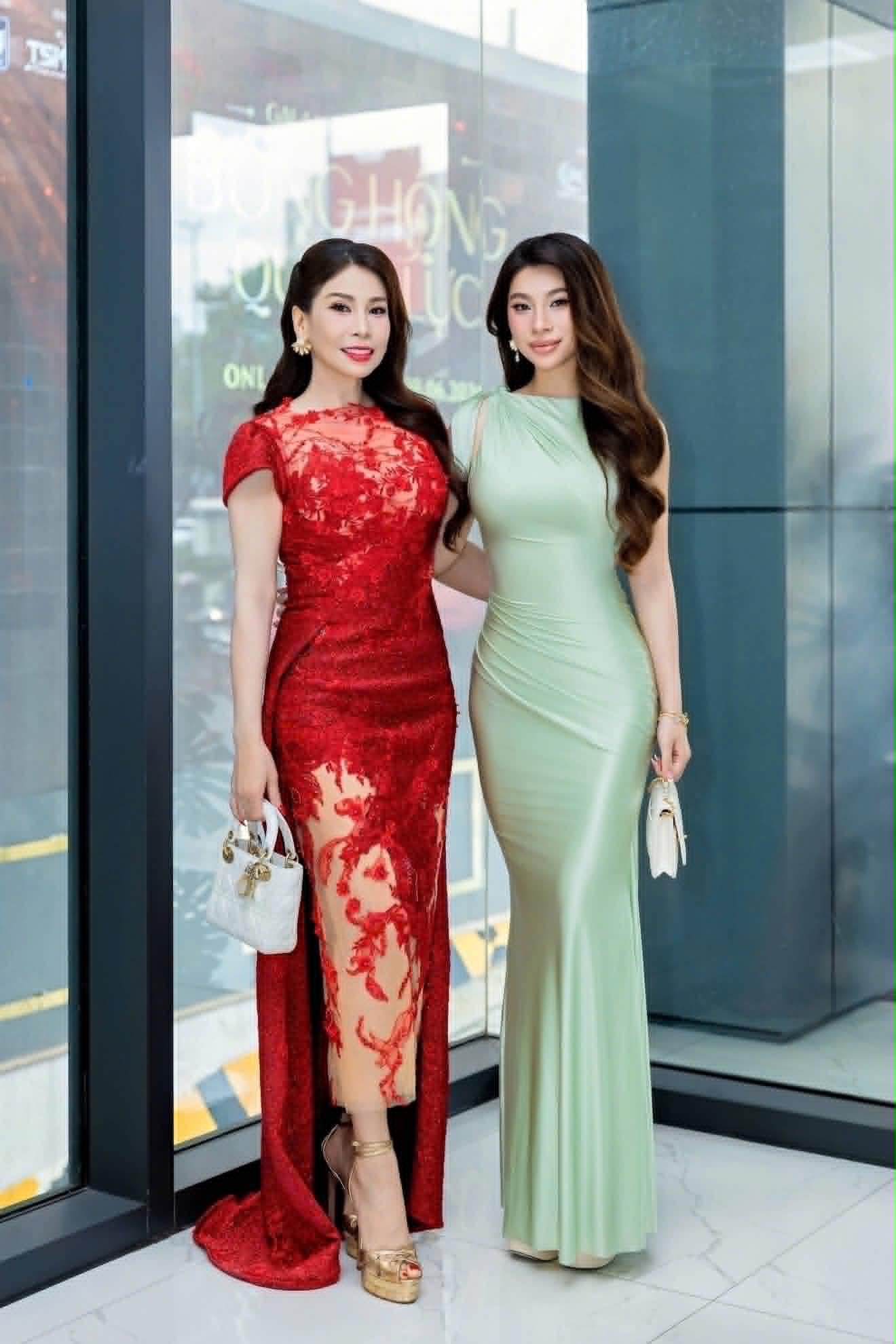 Lý Hương cùng con gái Jessica Lý đẹp kiêu sa trong những chiếc đầm dạ hội khi dự sự kiện