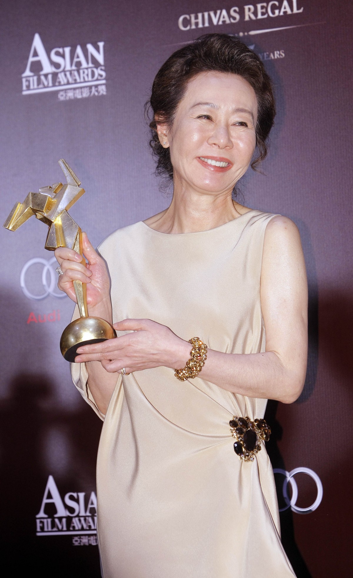 Sau Oscar, Youn Yuh Jung tiếp tục nhận đề cử Emmy cao quý