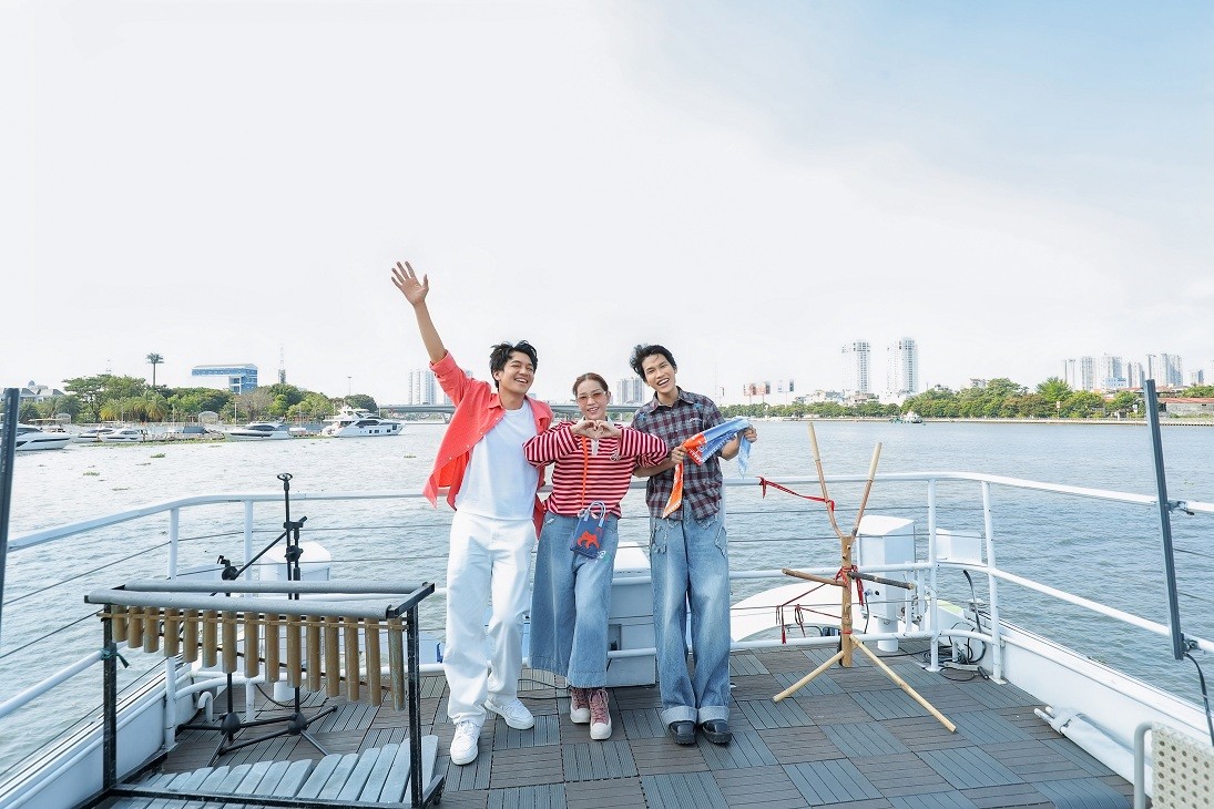 Quang Tuấn 'trốn vợ con' tham gia 'Wow Ho Chi Minh City', Tiêu Minh Phụng hò tặng tiểu thương ở chợ Bà Chiểu