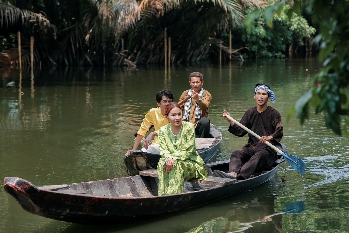 Quang Tuấn 'trốn vợ con' tham gia 'Wow Ho Chi Minh City', Tiêu Minh Phụng hò tặng tiểu thương ở chợ Bà Chiểu