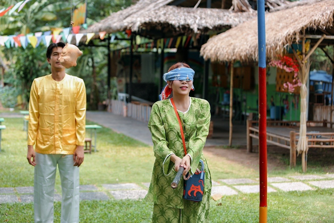Quang Tuấn 'trốn vợ con' tham gia 'Wow Ho Chi Minh City', Tiêu Minh Phụng hò tặng tiểu thương ở chợ Bà Chiểu