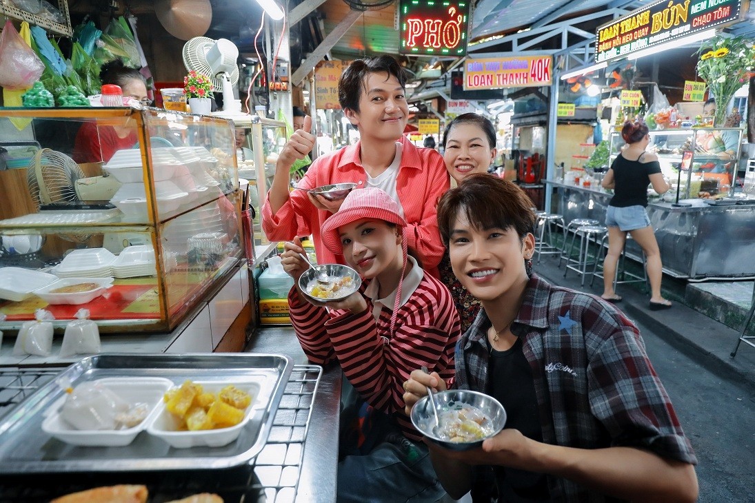 Quang Tuấn 'trốn vợ con' tham gia 'Wow Ho Chi Minh City', Tiêu Minh Phụng hò tặng tiểu thương ở chợ Bà Chiểu