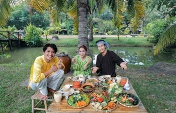 Quang Tuấn 'trốn vợ con' tham gia 'Wow Ho Chi Minh City', Tiêu Minh Phụng hò tặng tiểu thương ở chợ Bà Chiểu