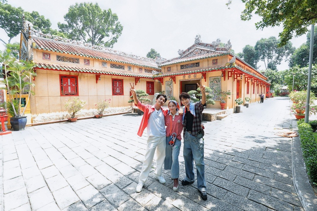 Quang Tuấn 'trốn vợ con' tham gia 'Wow Ho Chi Minh City', Tiêu Minh Phụng hò tặng tiểu thương ở chợ Bà Chiểu
