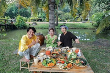 Quang Tuấn 'trốn vợ con' tham gia 'Wow Ho Chi Minh City', Tiêu Minh Phụng hò tặng tiểu thương ở chợ Bà Chiểu