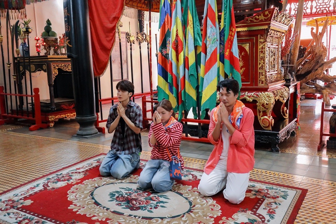 Quang Tuấn 'trốn vợ con' tham gia 'Wow Ho Chi Minh City', Tiêu Minh Phụng hò tặng tiểu thương ở chợ Bà Chiểu