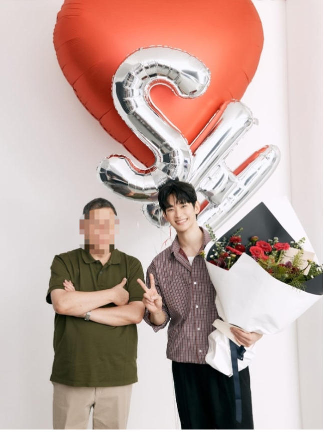 Kim Soo Hyun sụt cân trong ngày trở lại làng giải trí
