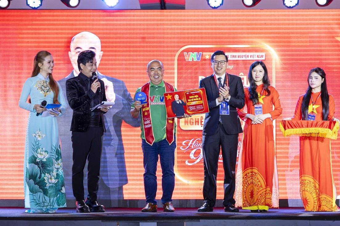 Nghệ sĩ Quốc Thuận được trao tặng danh hiệu Đại sứ Nhân ái Cộng đồng Tình nguyện Việt Nam năm 2026