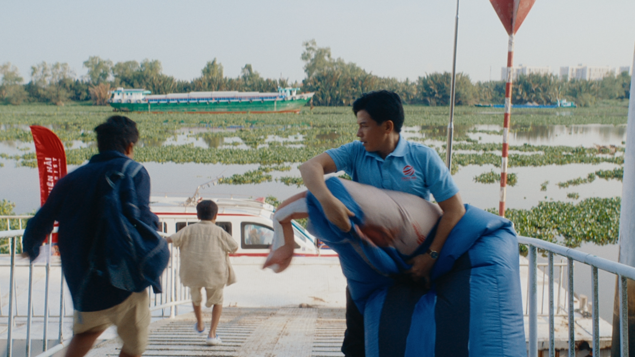 'Chuyến đi nhớ đời' hé lộ gia đình đặc biệt: Một cha, một con và một chú chó