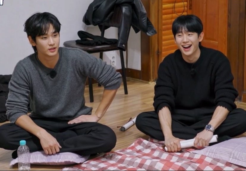 Jung Hae In hết mình ủng hộ sự trở lại của Kim Soo Hyun