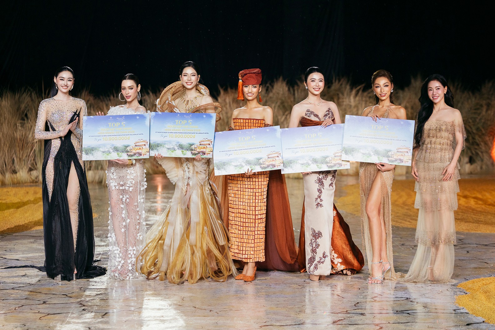 Gần 100 Hoa hậu, người đẹp diễn thời trang giữa bãi rơm rạ, thóc lúa tại 'Miss Grand Vietnam 2026'