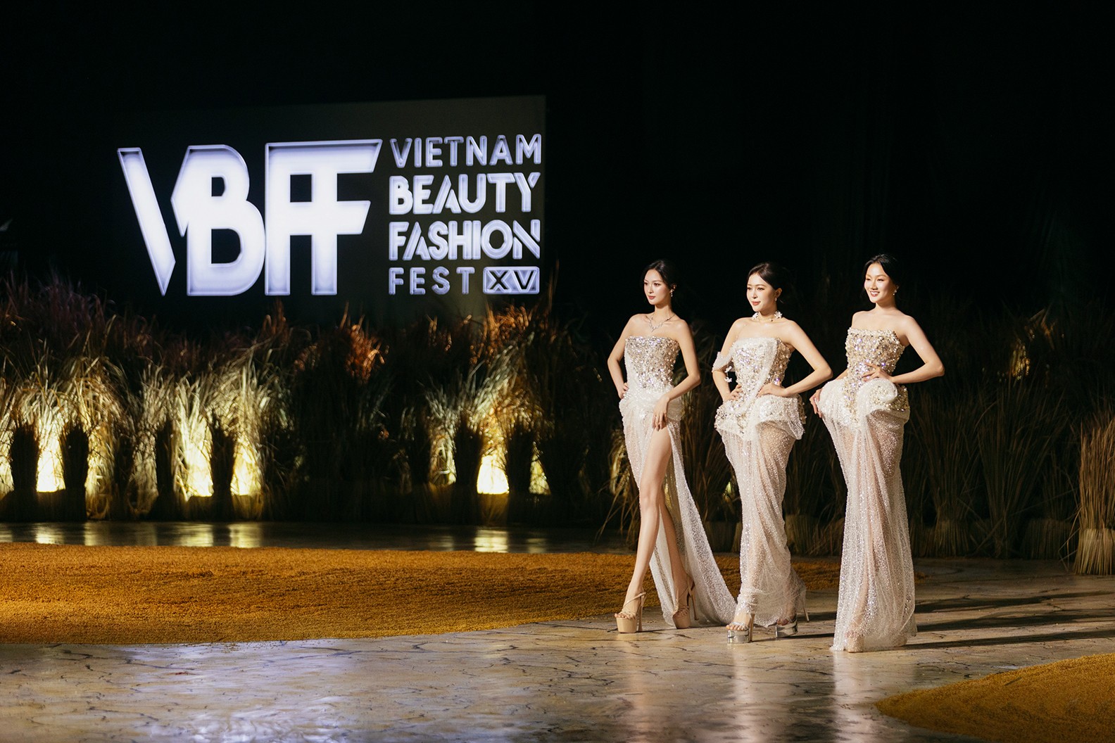 Gần 100 Hoa hậu, người đẹp diễn thời trang giữa bãi rơm rạ, thóc lúa tại 'Miss Grand Vietnam 2026'