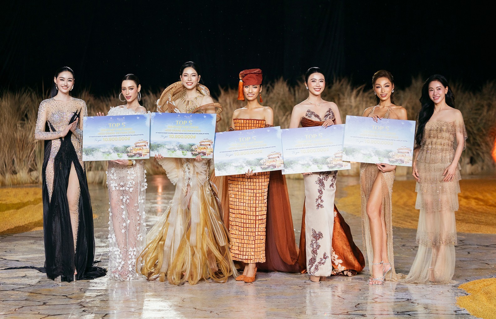 Gần 100 Hoa hậu, người đẹp diễn thời trang giữa bãi rơm rạ, thóc lúa tại 'Miss Grand Vietnam 2026'