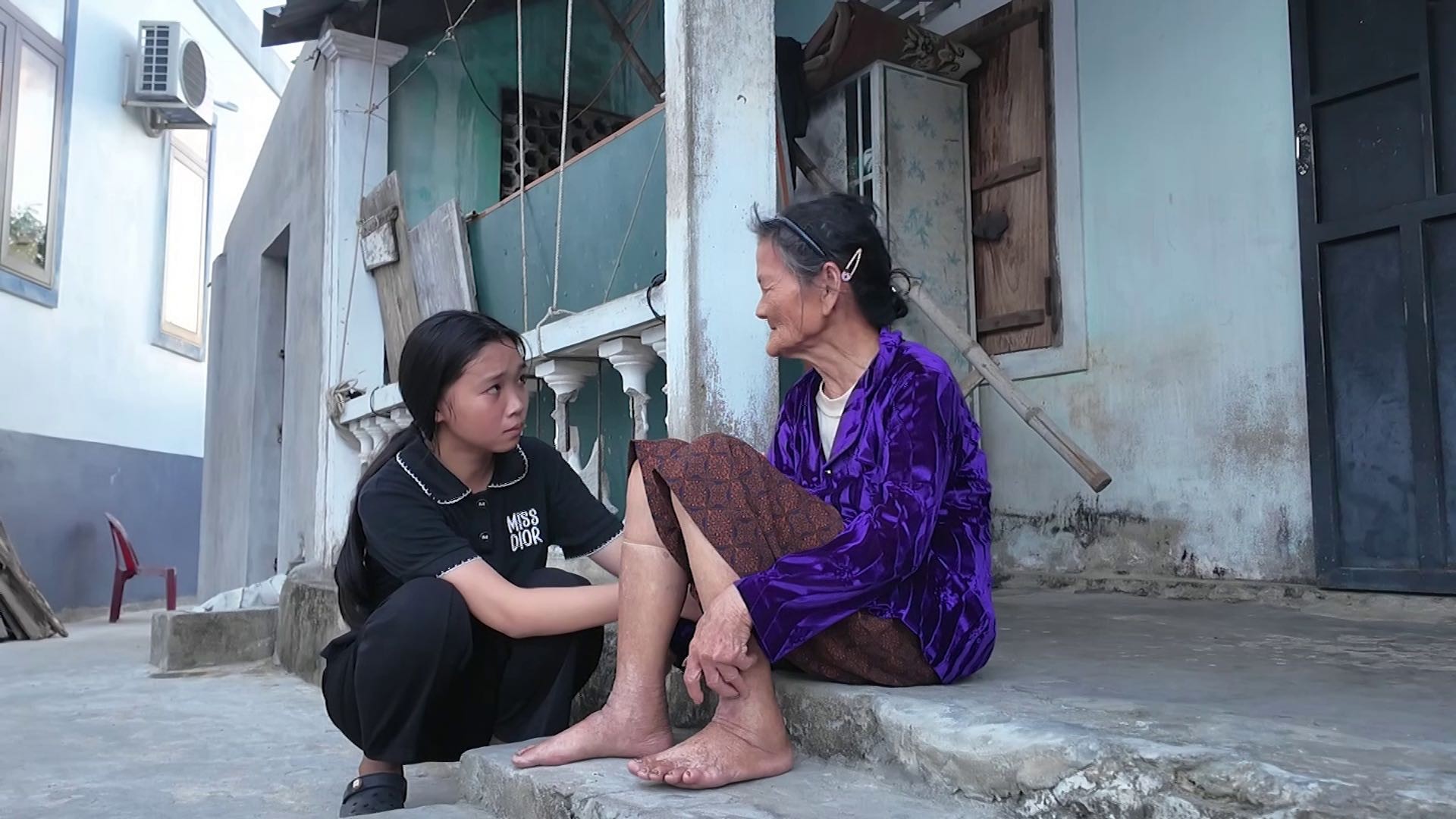 'Mái ấm gia đình Việt': Ốc Thanh Vân, Quế Ngọc Hải và Á hậu Châu Anh xúc động trước nghị lực của bé gái mắc dị tật bẩm sinh