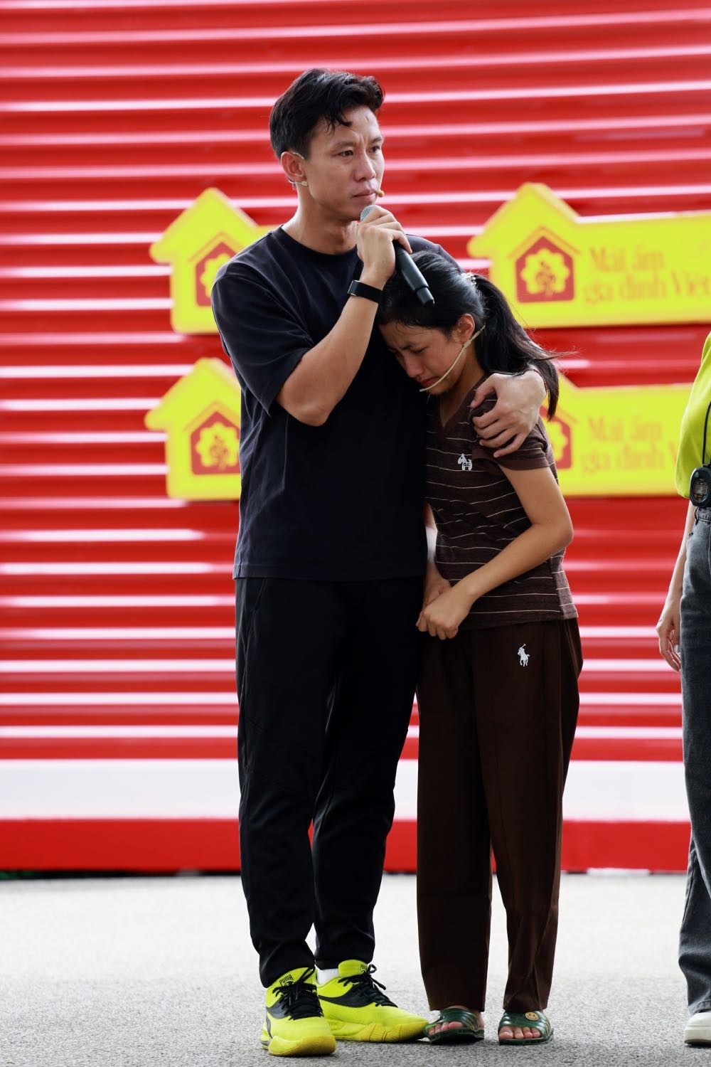 'Mái ấm gia đình Việt': Ốc Thanh Vân, Quế Ngọc Hải và Á hậu Châu Anh xúc động trước nghị lực của bé gái mắc dị tật bẩm sinh