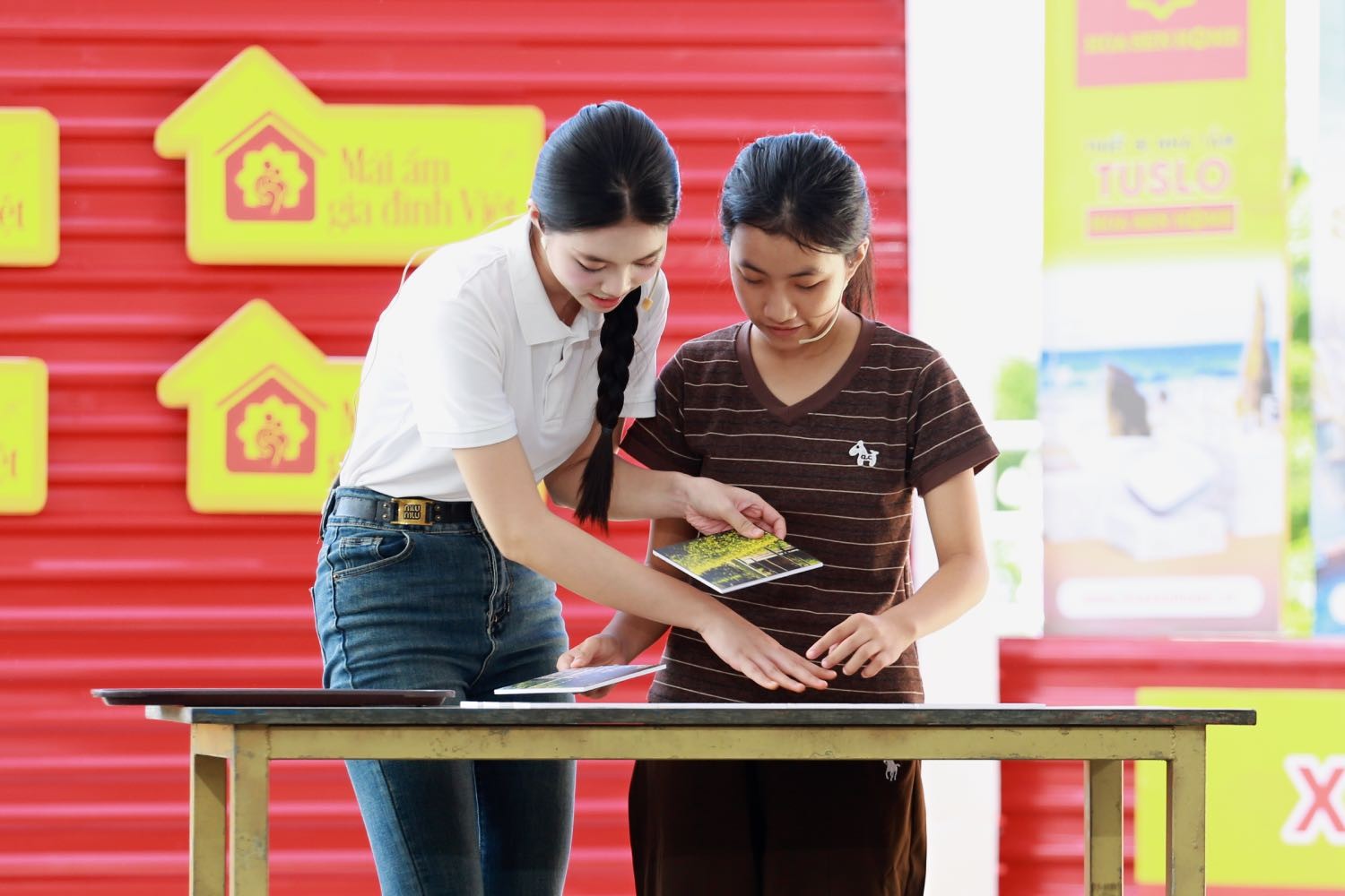 'Mái ấm gia đình Việt': Ốc Thanh Vân, Quế Ngọc Hải và Á hậu Châu Anh xúc động trước nghị lực của bé gái mắc dị tật bẩm sinh
