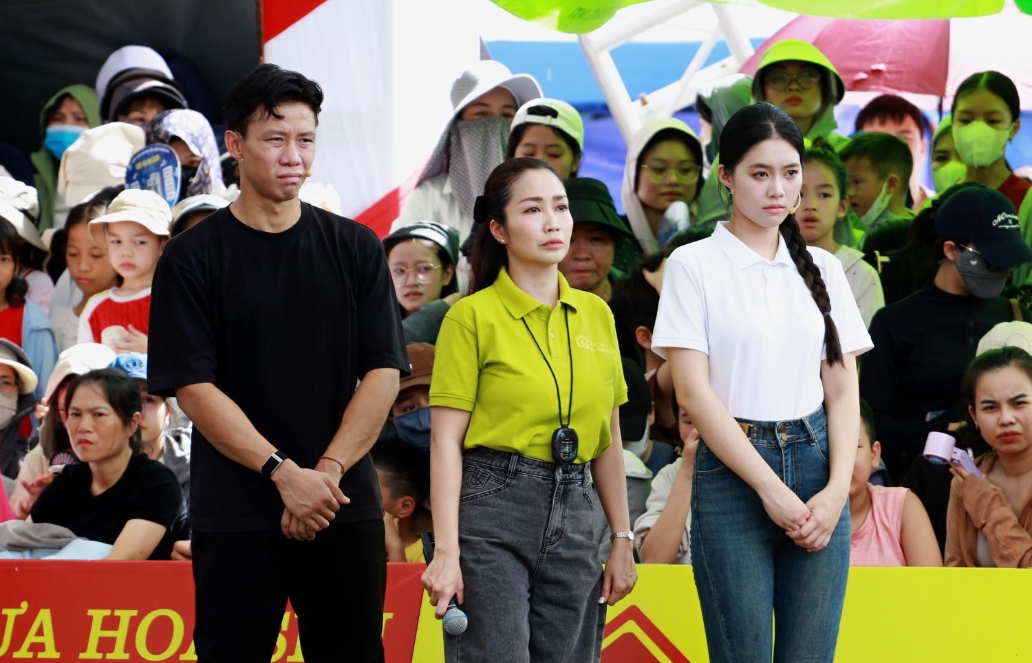'Mái ấm gia đình Việt': Ốc Thanh Vân, Quế Ngọc Hải và Á hậu Châu Anh xúc động trước nghị lực của bé gái mắc dị tật bẩm sinh