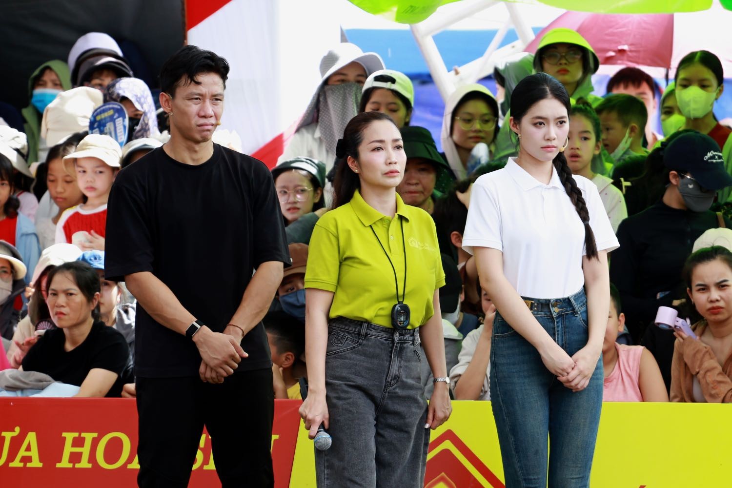 'Mái ấm gia đình Việt': Ốc Thanh Vân, Quế Ngọc Hải và Á hậu Châu Anh xúc động trước nghị lực của bé gái mắc dị tật bẩm sinh