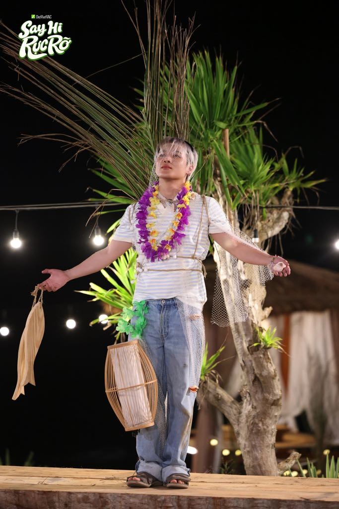 'Say Hi' rực rỡ': Hùng Huỳnh 'khẩu chiến' cực căng, Erik khiến Anh Tú ngã nhào