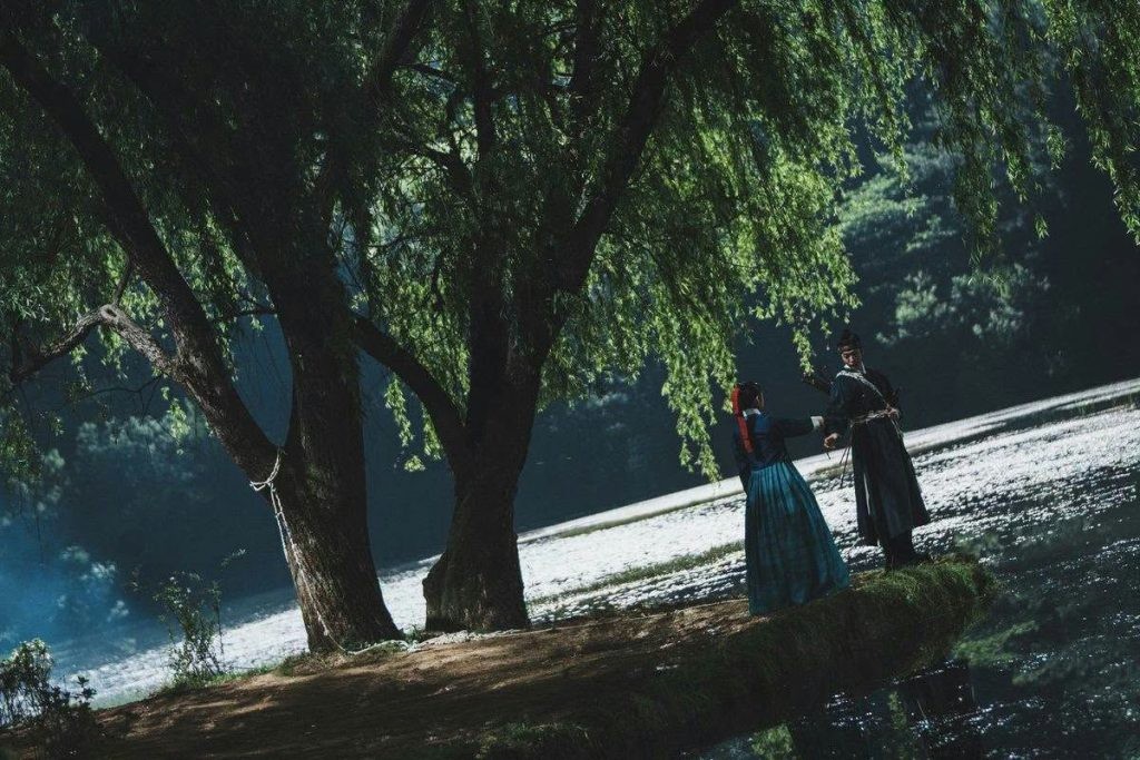 'The East Palace' của Nam Joo Hyuk lên sóng, nữ chính trở thành tâm điểm tranh cãi